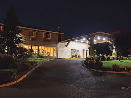 Exterior. La Quinta Inn & Suites by Wyndham Woodburn