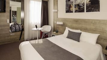Doppia Standard, 1 letto matrimoniale | Minibar, una cassaforte in camera, una scrivania, insonorizzazione