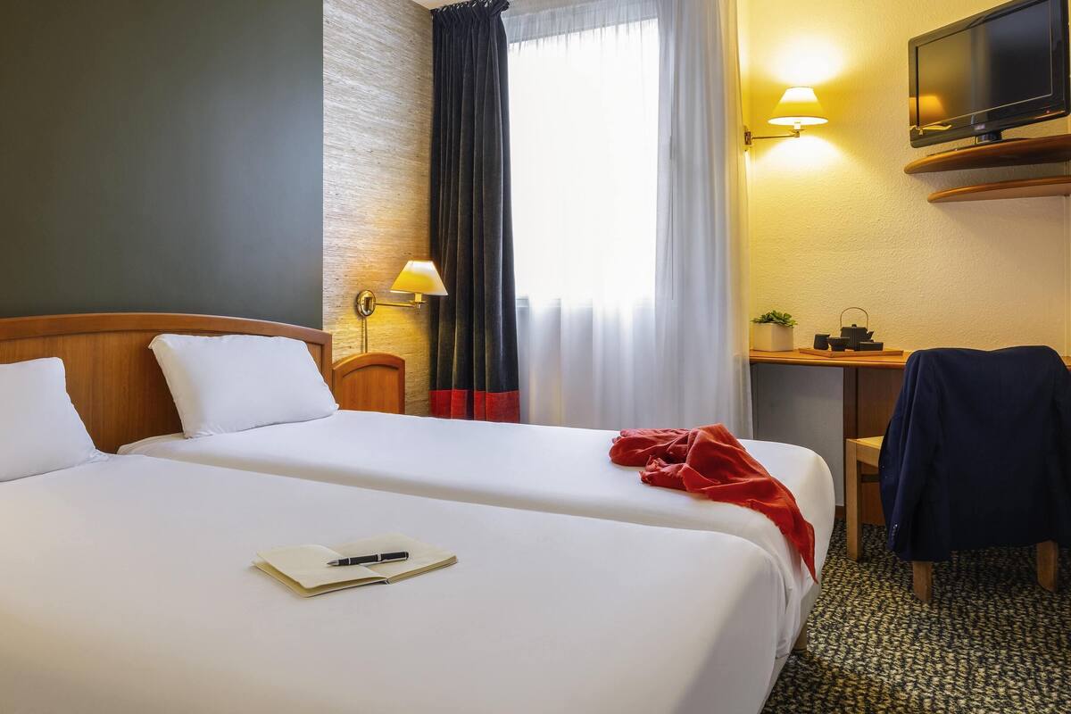 Standard Room, 2 Twin Beds | Minibar, in-room safe, desk, soundproofing