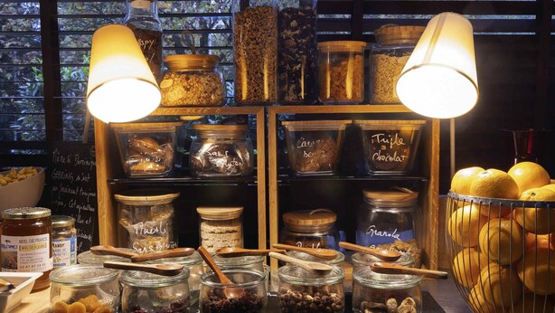 A display of various food items in jars and bowls, with labels indicating gluten-free options. - Mercure Forbach (Forbach)