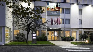 A hotel with a modern facade, a visible entrance, and a sign for a restaurant named 'L'Appart.' - Mercure Forbach (Forbach)