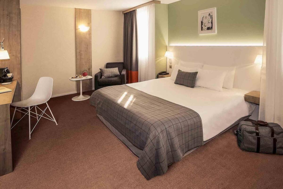standard double room, 1 double bed | minibar, in-room safe, desk, soundproofing
