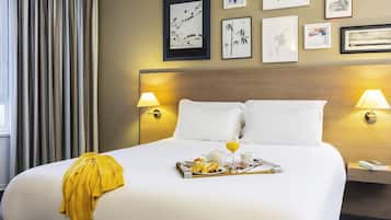 Minibar, safe på rommet, skrivebord og lydisolert