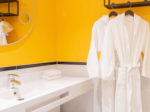 Quarto superior, várias camas, acessível | Banheiro | Banheira e chuveiro separados, produtos de toalete biodegradáveis