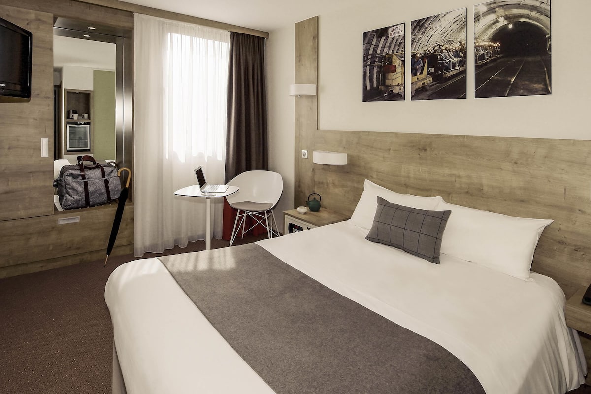 standard double room, 1 double bed | minibar, in-room safe, desk, soundproofing