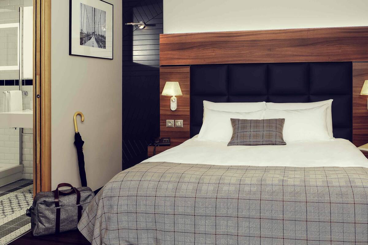 Deluxe Room, 1 Double Bed | Minibar, in-room safe, desk, soundproofing