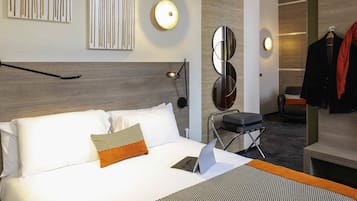 Deluxe kamer, 1 tweepersoonsbed | Een minibar, een kluis op de kamer, een bureau, geluiddichte muren