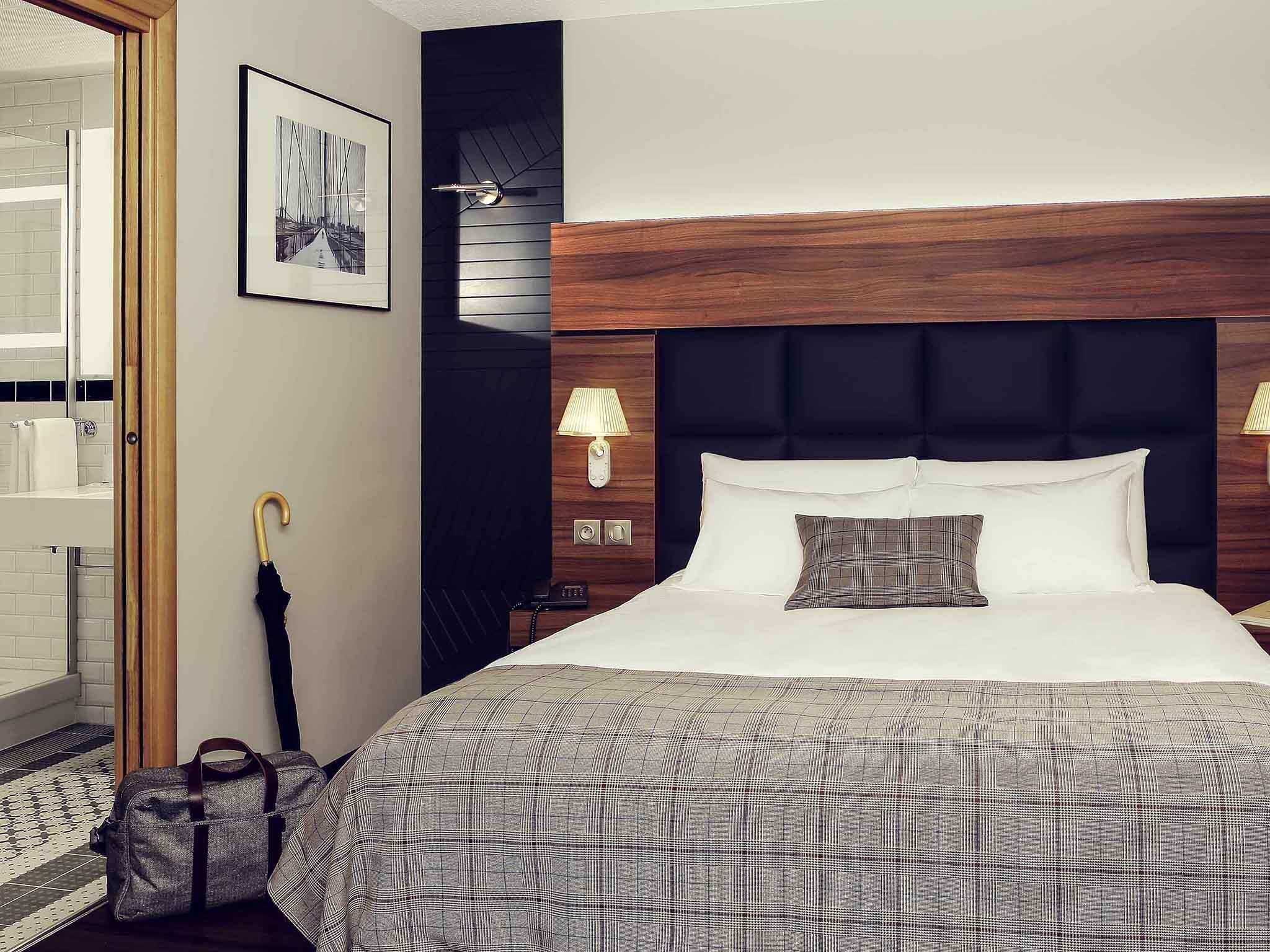 Deluxe-huone, 1 parisänky | Minibaari, tallelokero huoneessa, työpöytä, äänieristys