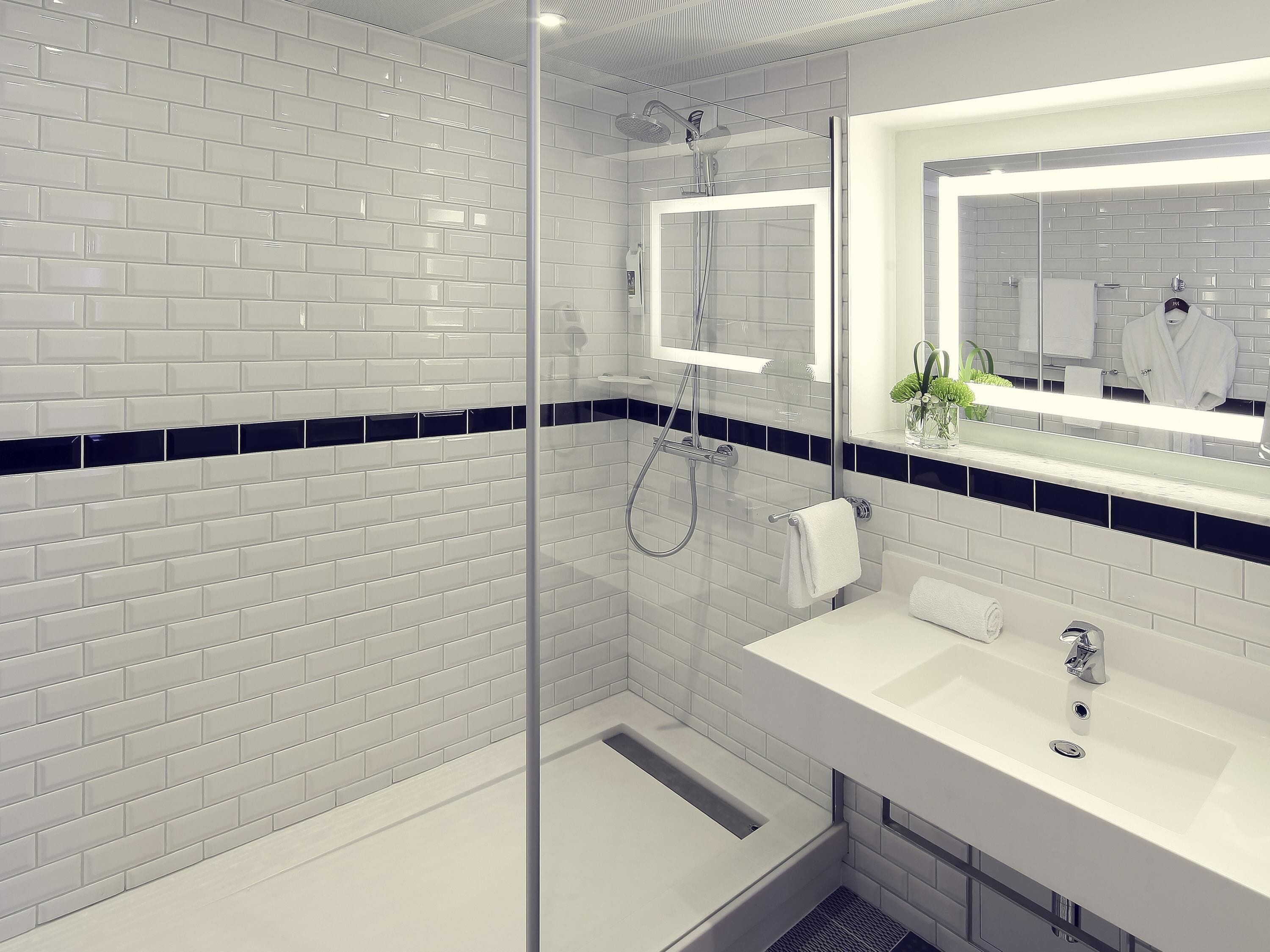 Kamar Deluks, 1 Tempat Tidur Double | Minibar, brankas, meja kerja, dan kedap suara