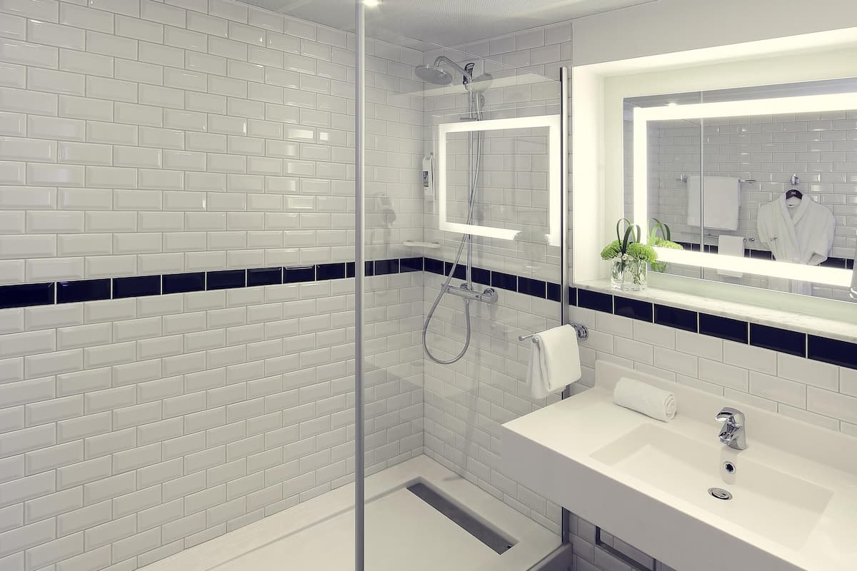 Kamar Deluks, 1 Tempat Tidur Double | Minibar, brankas, meja kerja, dan kedap suara