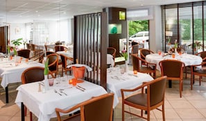 Lunch, dinner served; Regional cuisine, al fresco dining