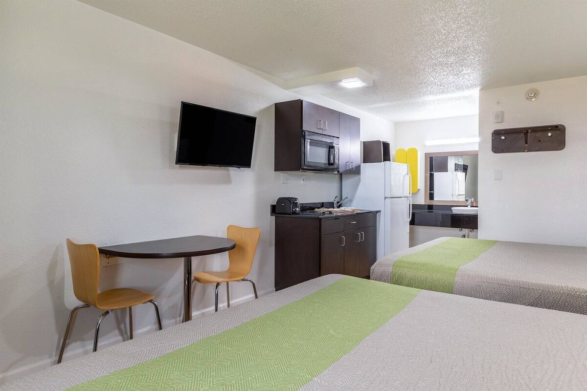 مكواة/لوح كي وواي فاي مجانًا وملاءات أسرّة ومُنبهات