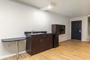 Fridge, microwave, oven, stovetop - Studio 6 Temple, TX (Temple)
