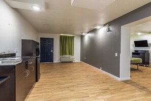 ثلاجة، ميكروويف، فرن، موقد طهي مسطح