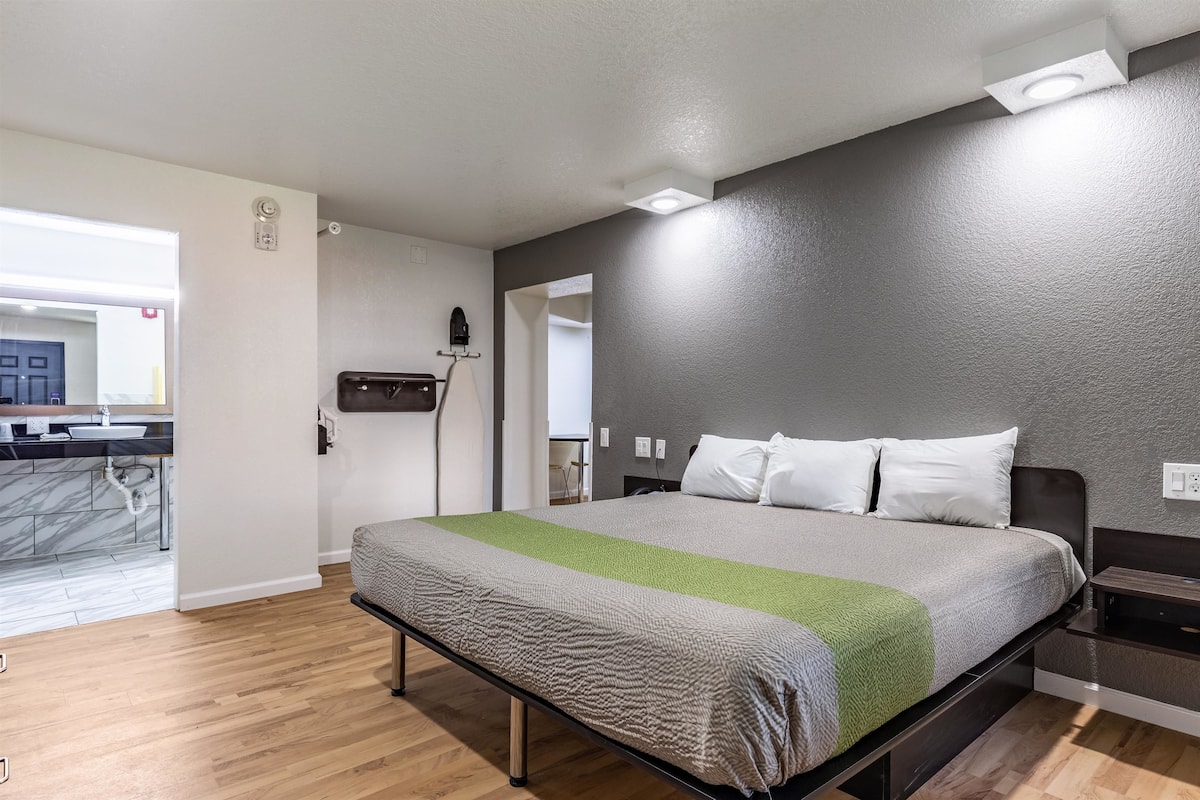 Iron/ironing board, free WiFi, bed sheets, alarm clocks