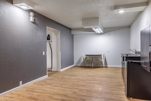 Fridge, microwave, oven, stovetop - Studio 6 Temple, TX (Temple)