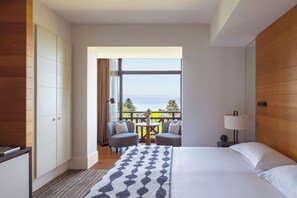 Habitación Deluxe, vista al lago | Minibar, caja de seguridad en la habitación y escritorio 