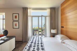 Suite, utsikt mot innsjø (Castel Lake View) | Minibar, safe på rommet, skrivebord og lydisolert