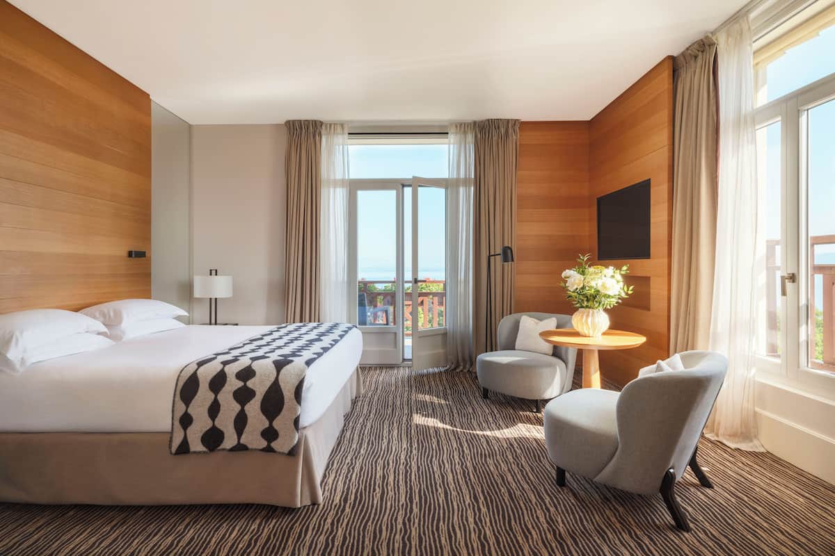 suite, lake view | minibar, in-room safe, desk, soundproofing