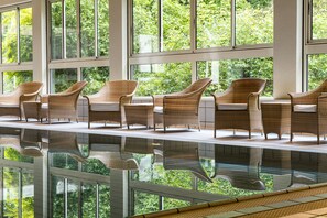 Piscine couverte, piscine extérieure, chaises longues