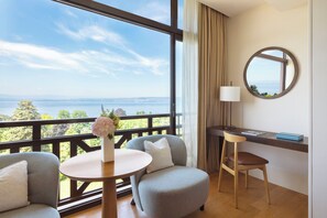 Habitación Deluxe, vista al lago | Área de sala de estar | Televisión de pantalla plana y películas con cargo 