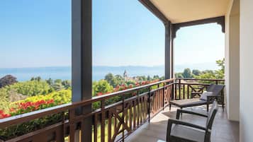 جناح - منظر للبحيرة | شرفة