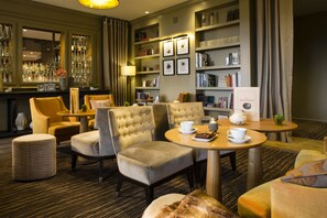 2 restaurants servant le petit déjeuner, le déjeuner et le dîner