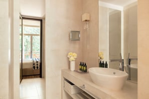 Junior Suite (South-facing) | Bathroom | Combined shower/bathtub, designer toiletries, hair dryer, bathrobes