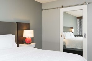 Hypo-allergenic bedding, desk, laptop workspace, blackout drapes - Hampton Inn Cincinnati Airport South (Florence)