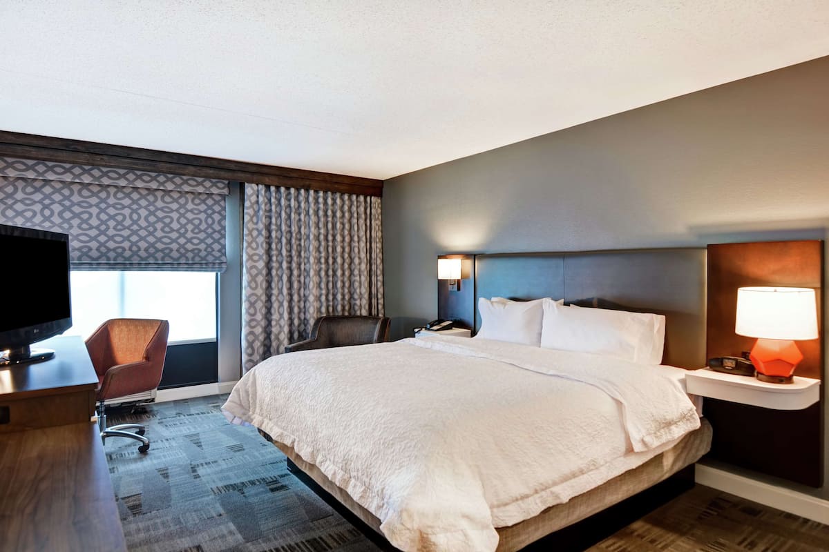 room, 1 king bed (with chaise) | 1 bedroom, hypo-allergenic bedding, desk, laptop workspace