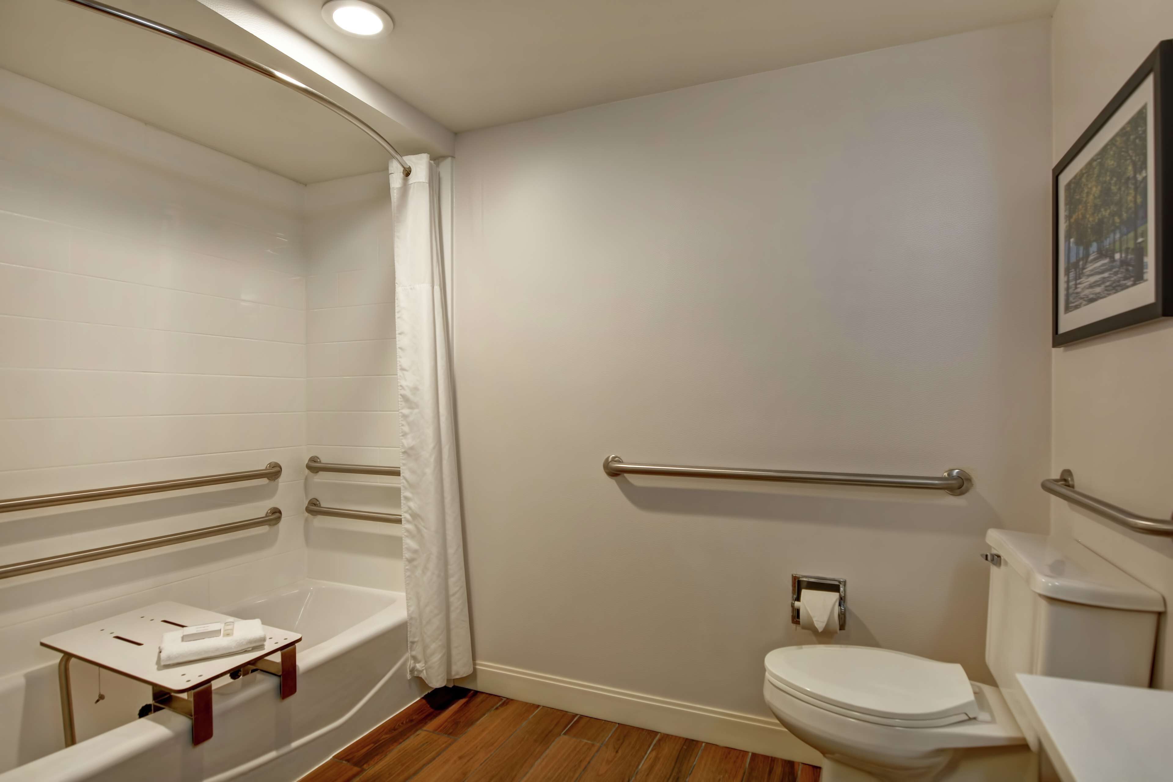combined shower/bathtub, deep-soaking bathtub, free toiletries