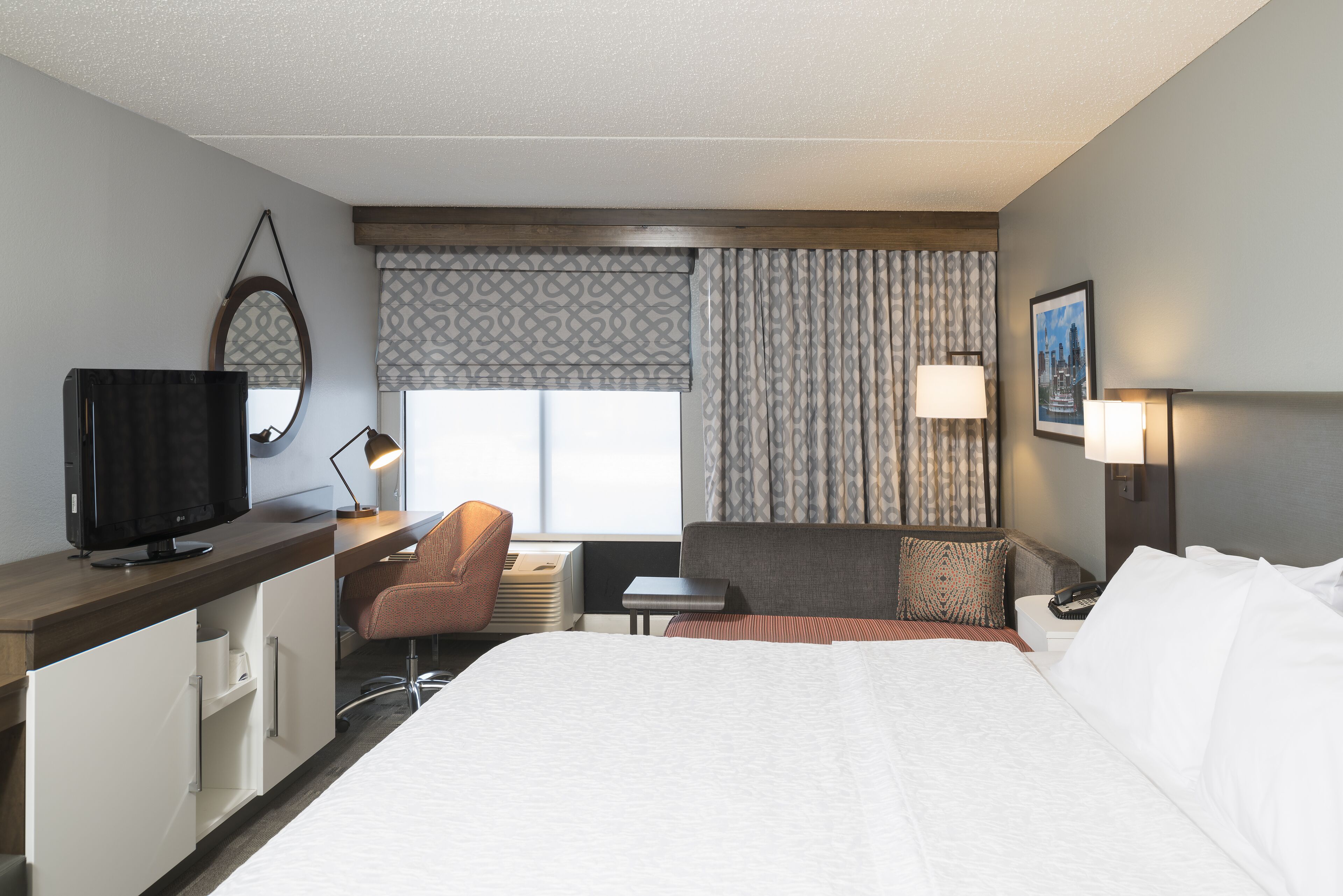 room, 1 king bed (with chaise) | 1 bedroom, hypo-allergenic bedding, desk, laptop workspace