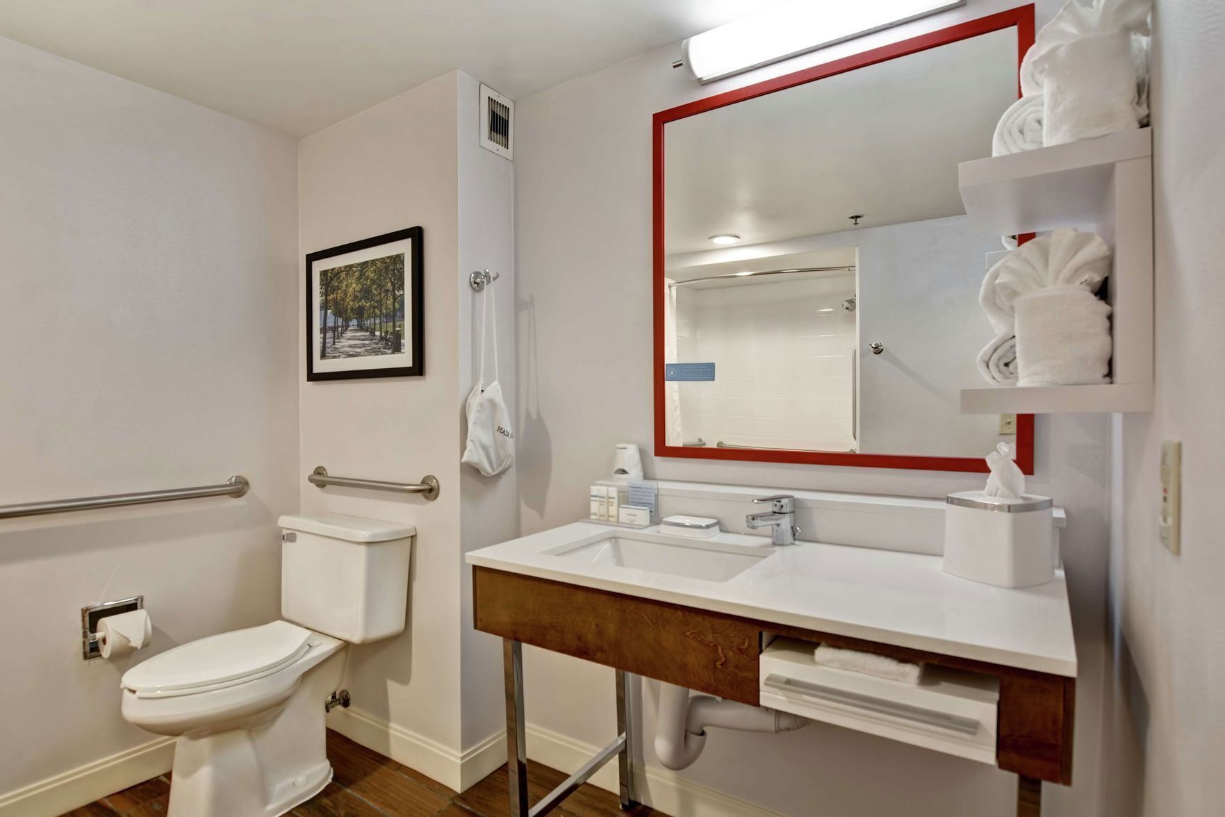 Baño | Tina con regadera, tina profunda, amenidades de baño gratuitas 