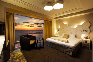 	East Wing Double, Non Smoking | Premium bedding, minibar, in-room safe, desk