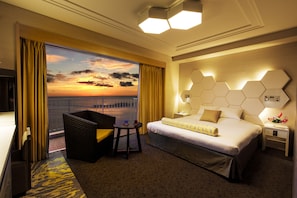 East Wing Double, Non Smoking | Premium bedding, in-room safe, desk, laptop workspace