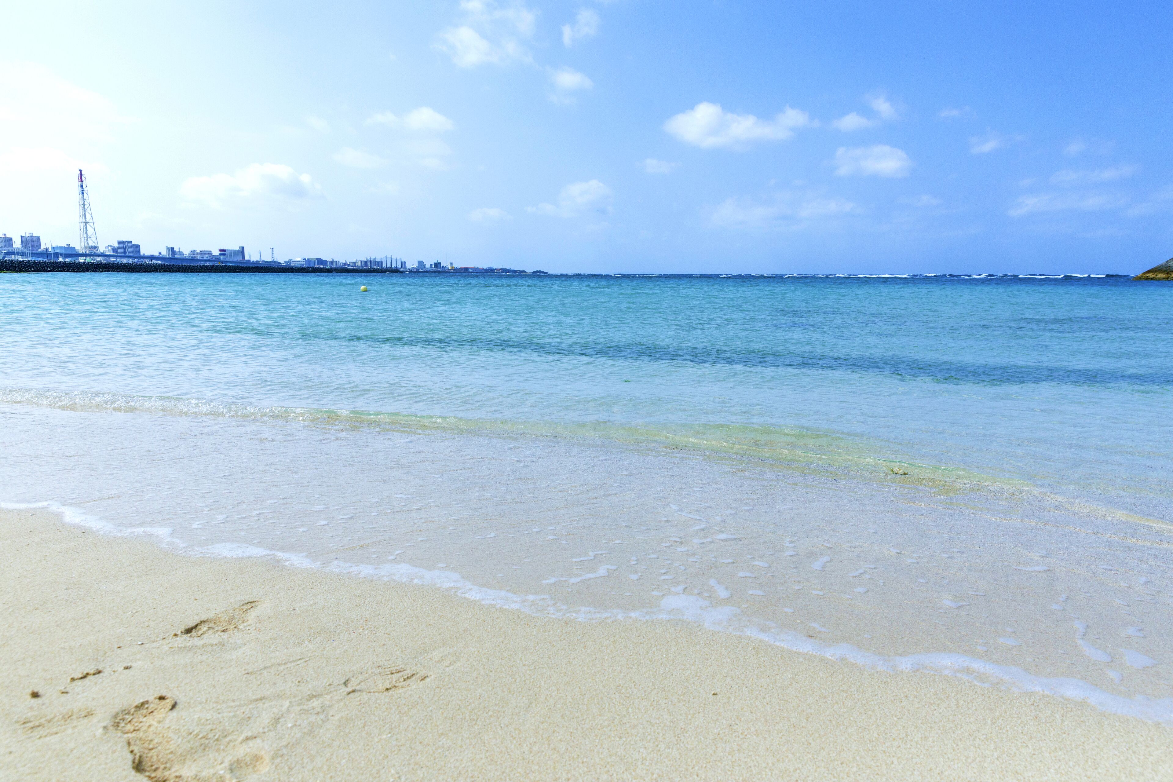 靠近海滩、白沙