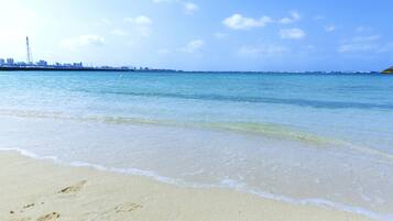 Gần bãi biển, cát trắng