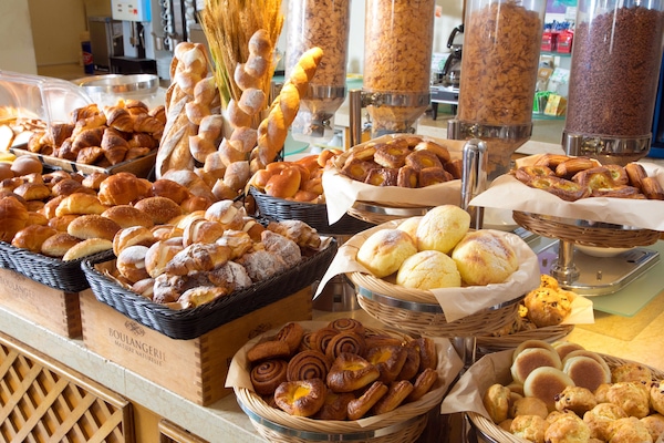 Daily buffet breakfast for a fee