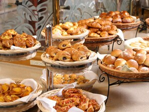 Daily buffet breakfast (JPY 2300 per person)