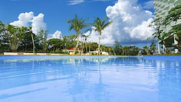 Indoor pool, seasonal outdoor pool, pool loungers