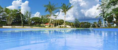 Una piscina techada, una piscina al aire libre de temporada