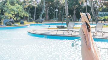 Una piscina techada, una piscina al aire libre de temporada