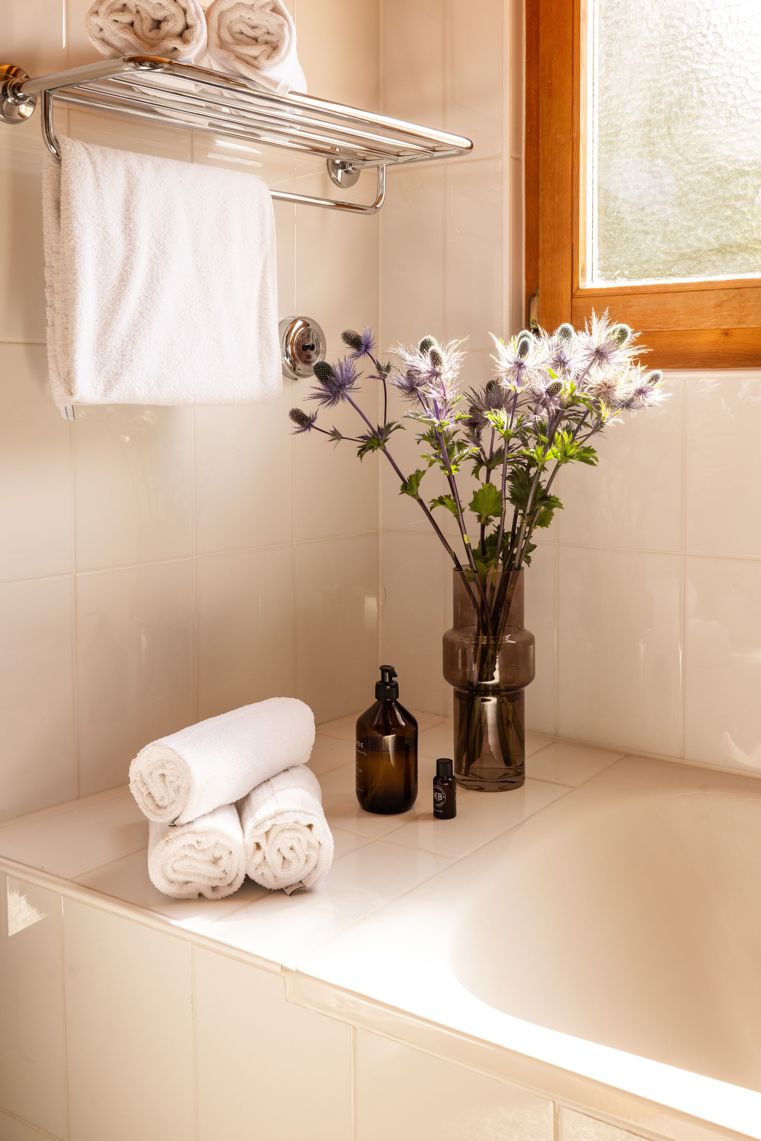 deluxe duplex | bathroom | combined shower/bathtub, deep-soaking bathtub, free toiletries
