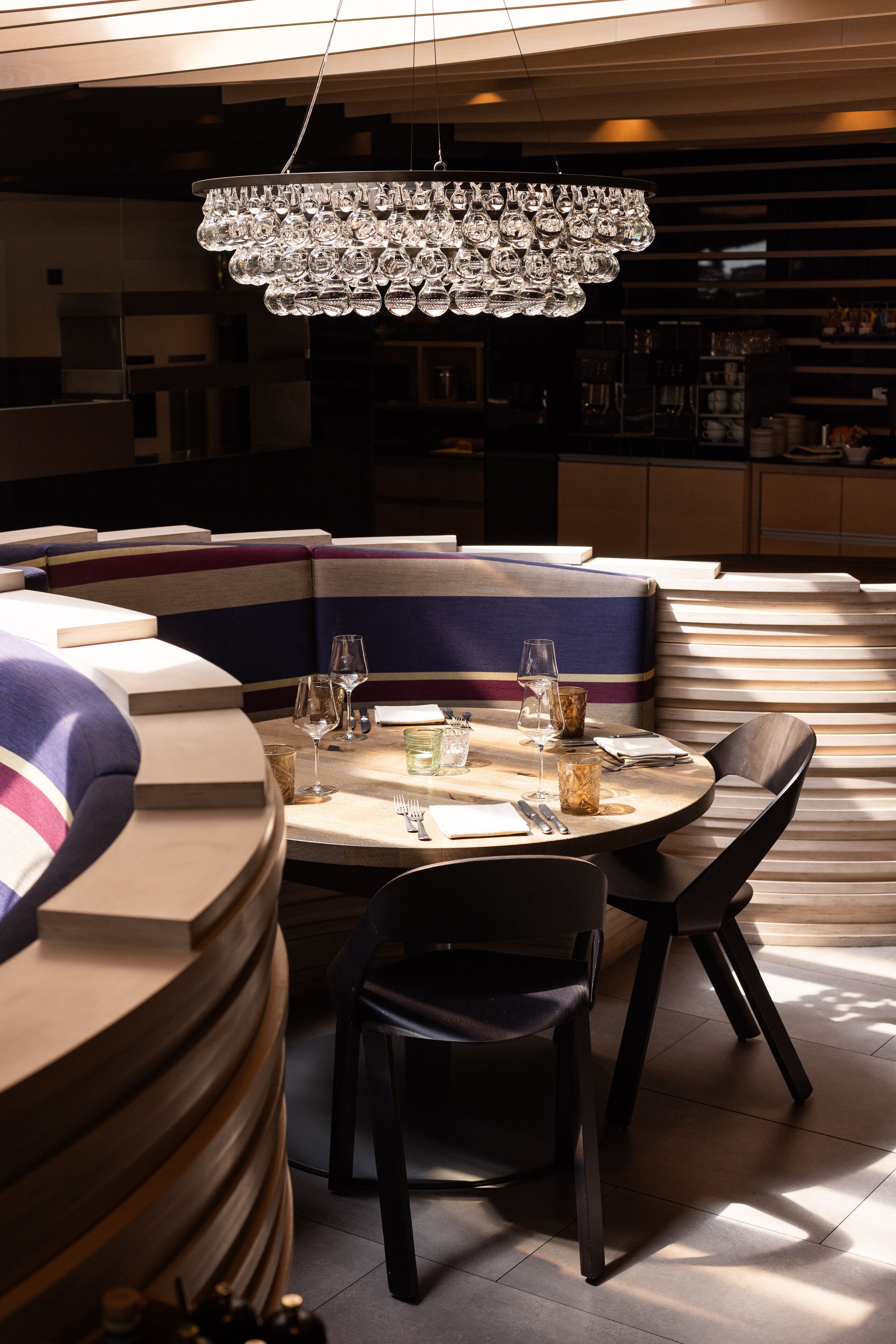 3 restaurants, breakfast, lunch, dinner served; regional cuisine