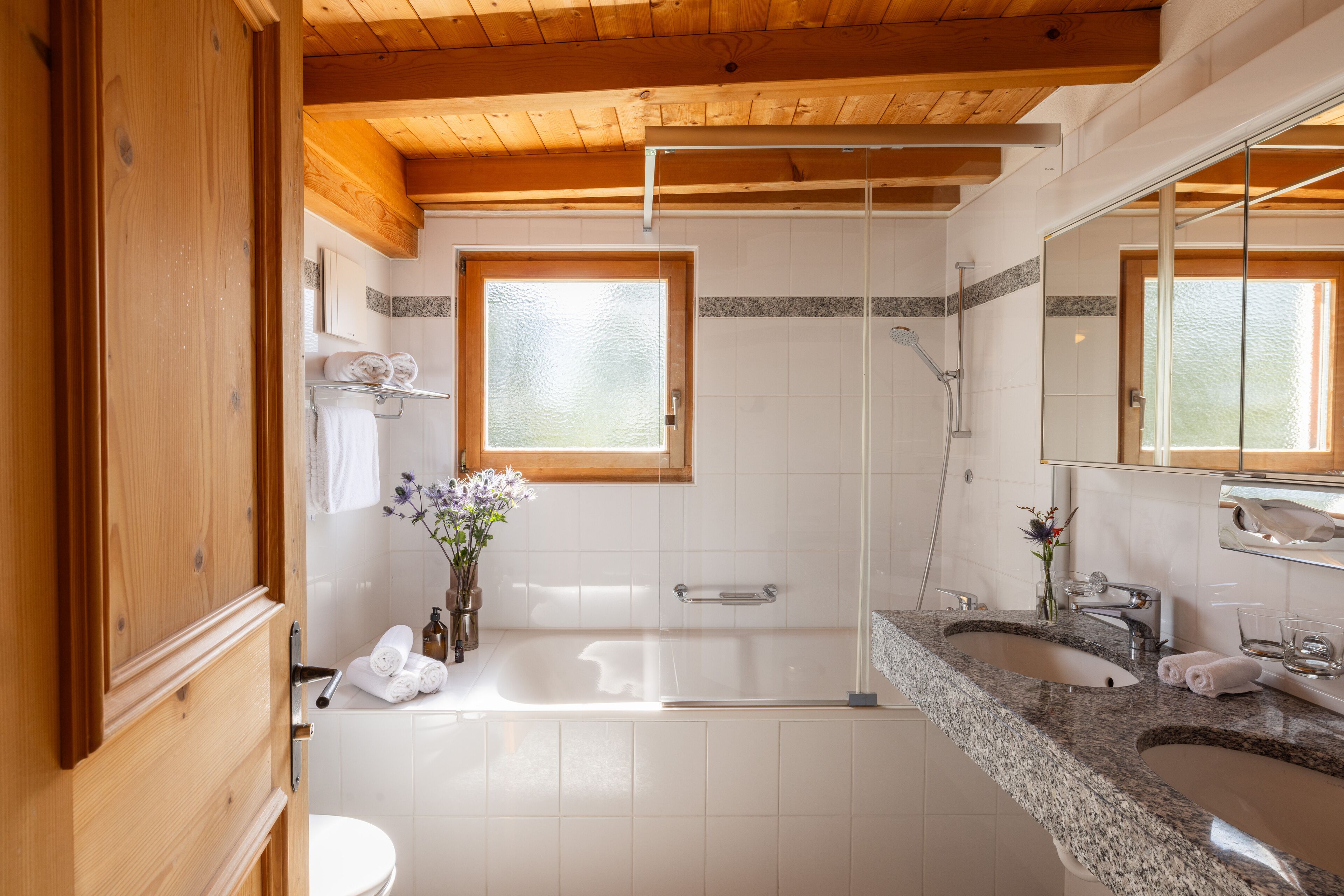 superior double room | bathroom | combined shower/bathtub, deep-soaking bathtub, free toiletries