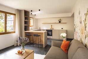 Comfort-Apartment | Essbereich im Zimmer