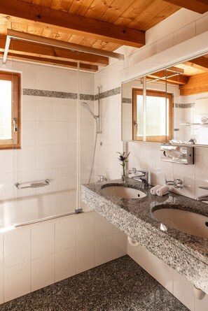 Chambre Double Deluxe | Salle de bain | Ensemble douche/baignoire, baignoire relaxante profonde