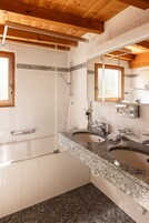 Bañera con ducha, bañera profunda, artículos de tocador gratuitos