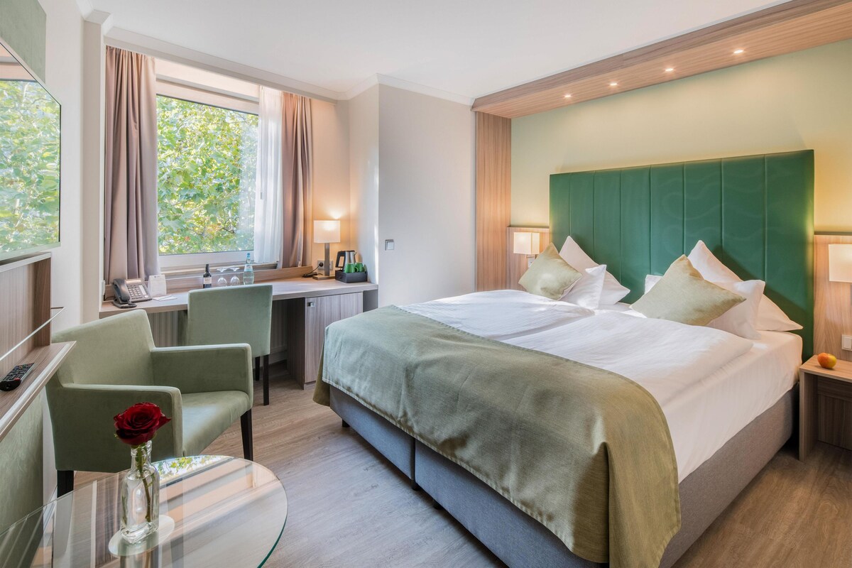 Premium Room, 1 Double Bed | In-room safe, desk, iron/ironing board (on request), WiFi (free)