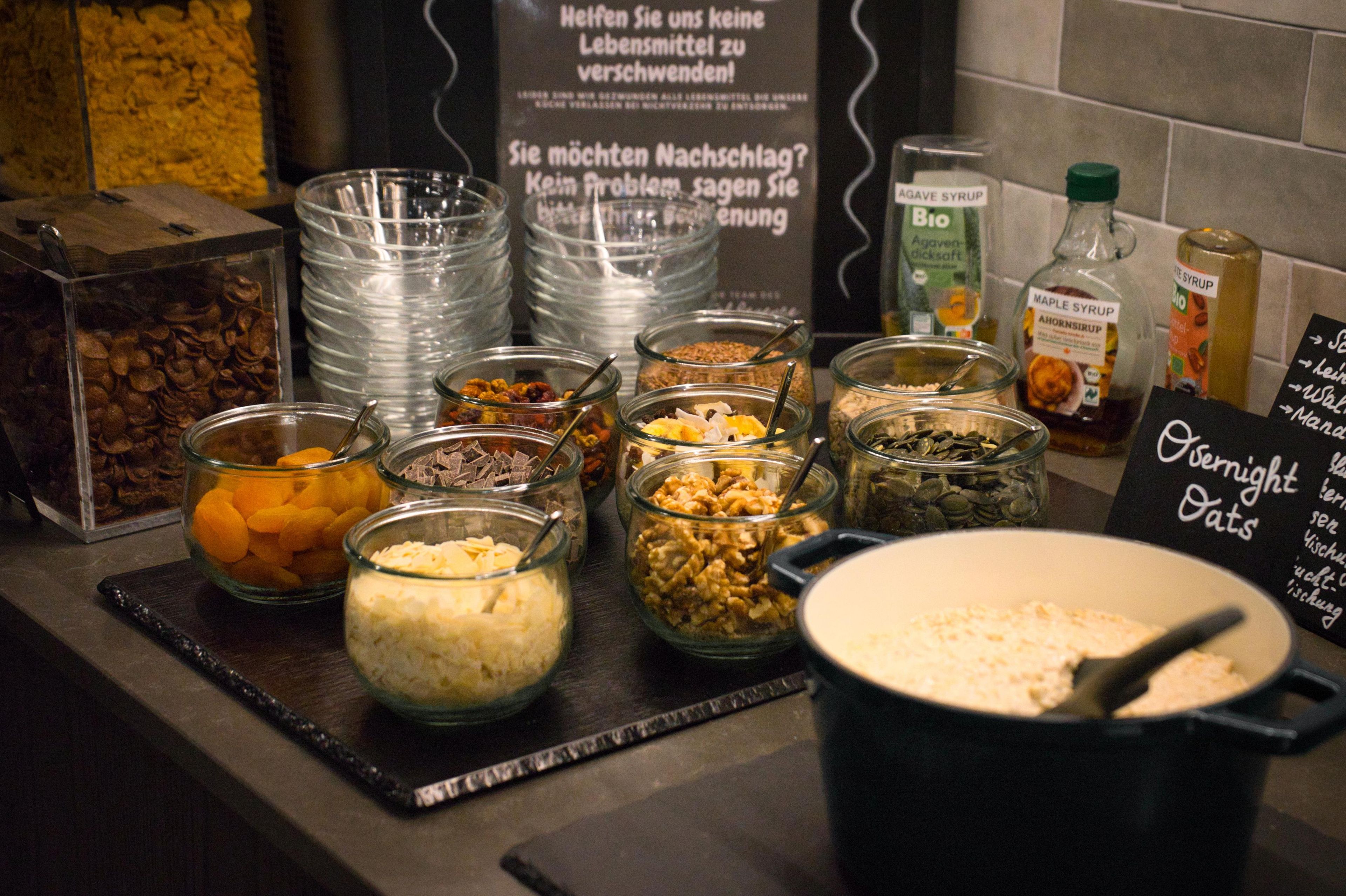 Een ontbijtbuffet met diverse soorten eten en toevoegingen.
